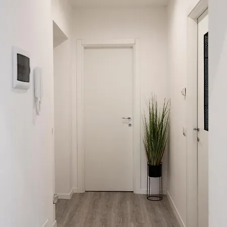 Modern In Historical District Apartment *